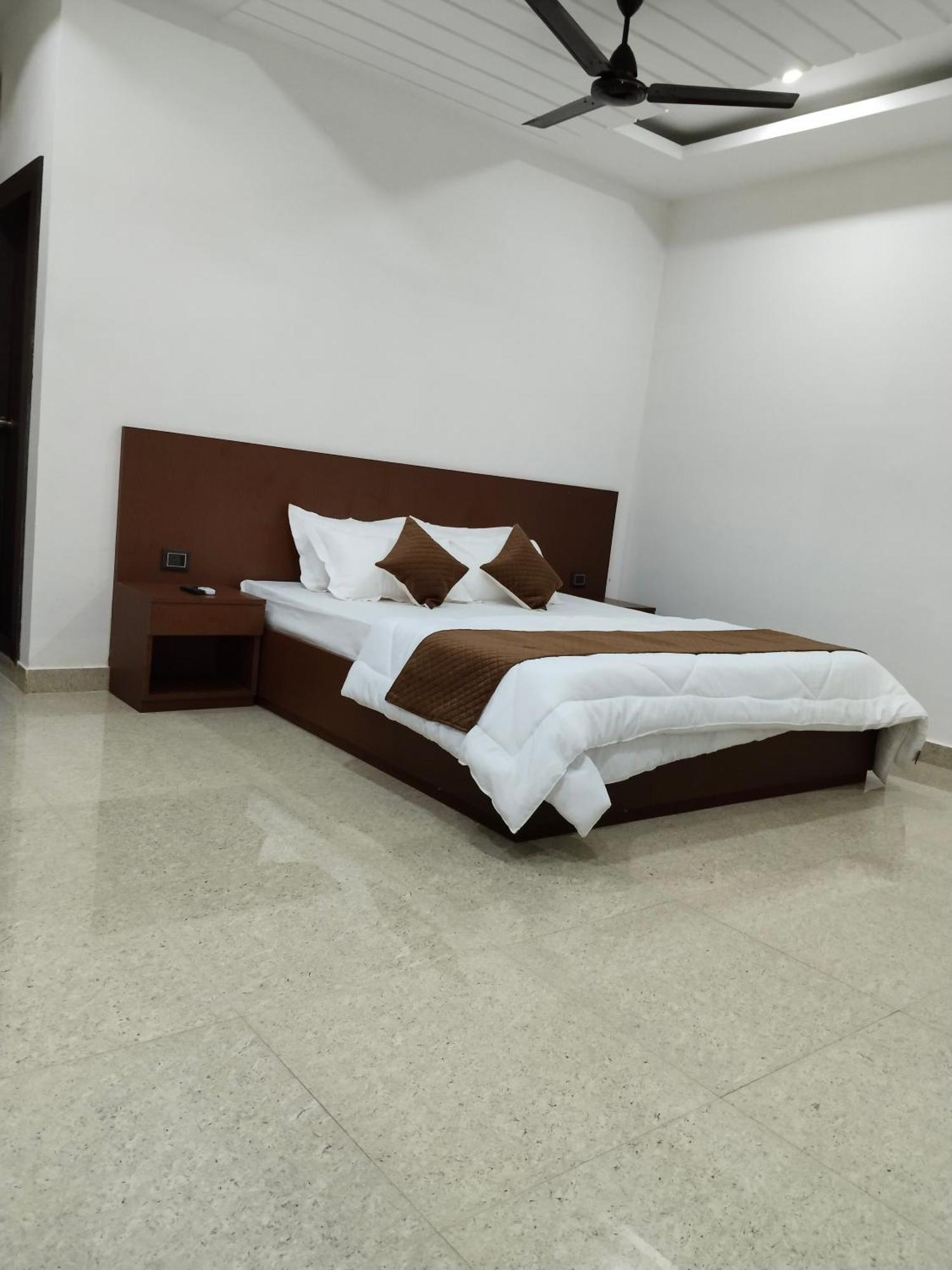 Griha Laxmi Hotel 디브루가르 외부 사진